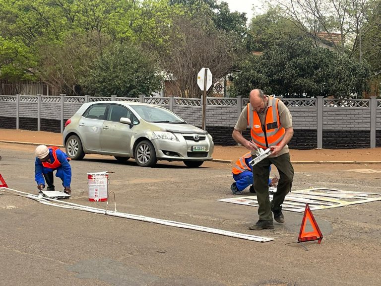 Viljoenskroon-tak verf padmerkers by 19 stopstrate in twee dae vir #OnsDorp-projek