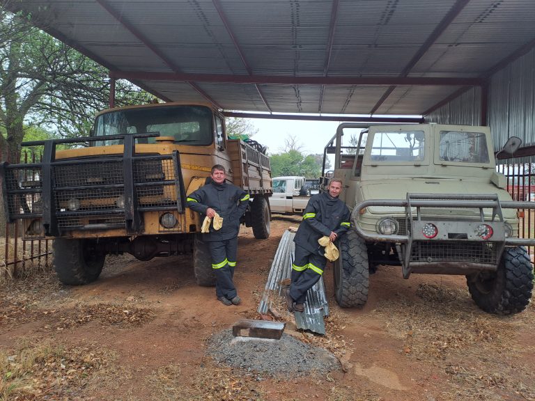 AfriForum skenk brandoorpakke aan Hartbeesfontein-buurtwagte