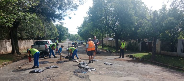 Parys-tak gebruik 150 sakke teer om slaggate by kleuterskool te vul