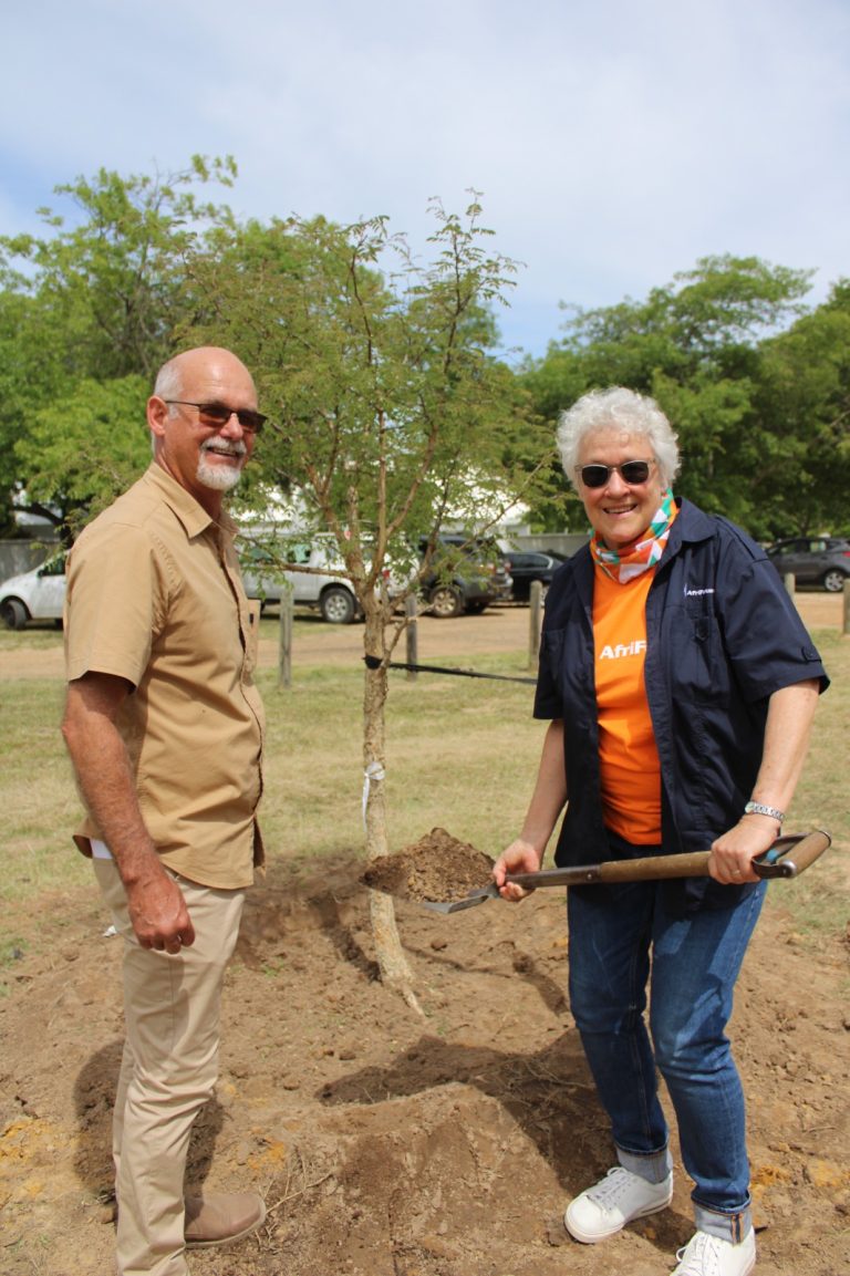 AfriForum se Stellenbosch-tak skenk boom aan Uniepark-arboretum