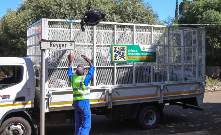 Dis ’n vrotspul! AfriForum Bloemfontein oorhandig memorandum oor swak dienslewering aan Mangaung-metro