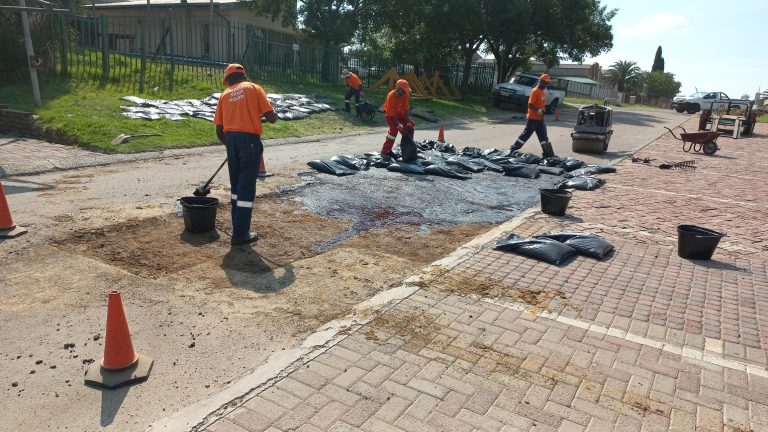 AfriForum en 145 sakkies teer speel klaar met bielie van ’n slaggat in Trichardt