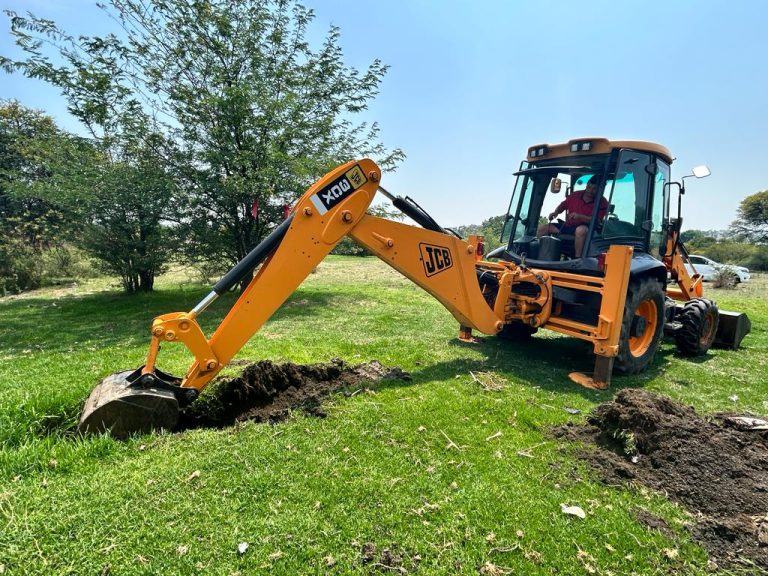 Heilbron-tak skraap stormwatersloot oop – net betyds vóór groot reëns