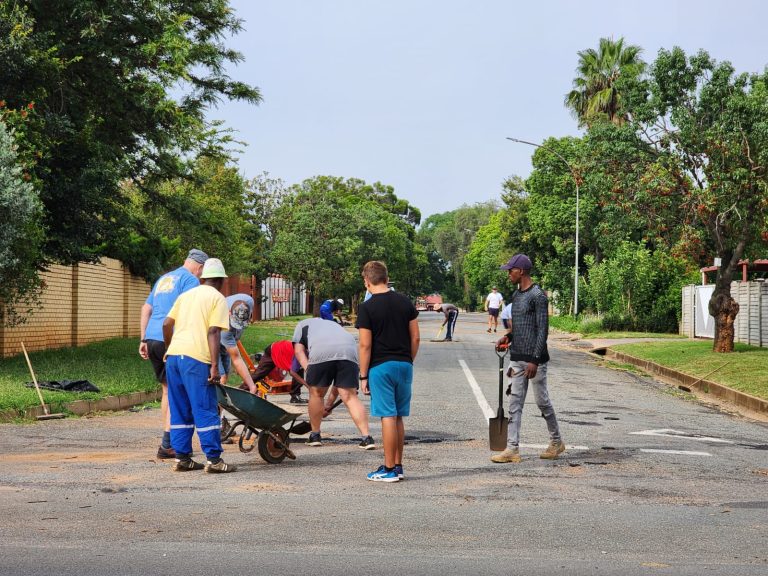 ’n Slaggat elke drie meter! Inwoners spring self in om Parys-pad te herstel