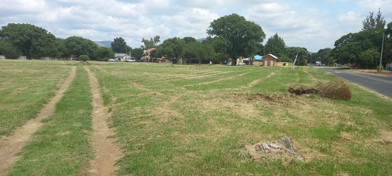 Rustenburg-tak laat nie gras onder hulle voete groei nie