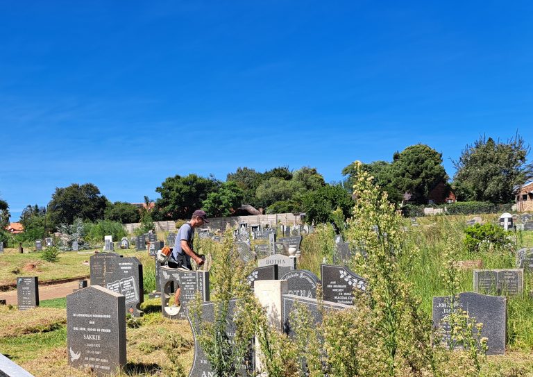 Toegegroeide begraafplaas deur Krugersdorp-tak getem