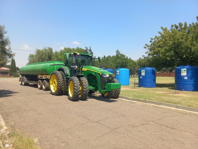 AfriForum en boere help gemeenskap met water ná munisipaliteit nie rekening betaal nie