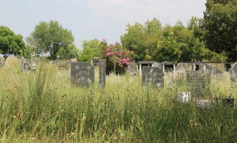 Gemeenskapslede wat begraafplaas opruim, word verjaag