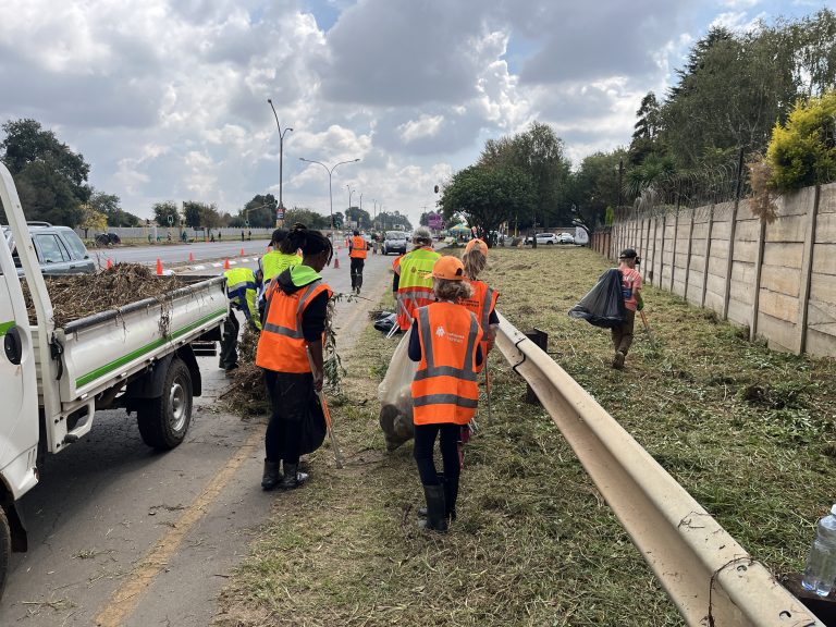 Benoni branch cleans area opposite primary school