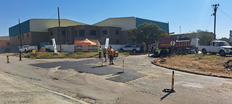 Paaie in Rustenburg se industriële gebied opgeknap danksy AfriForum