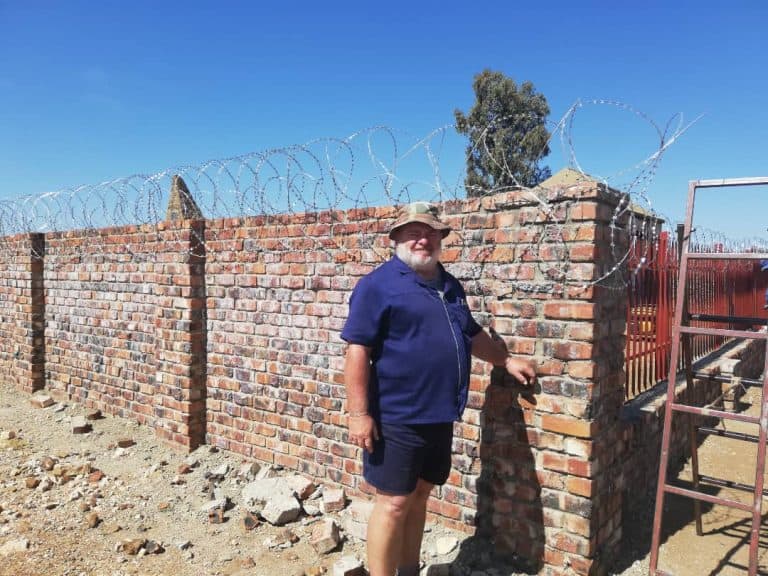 AfriForum se Vryburg-tak herbou heining om monumente