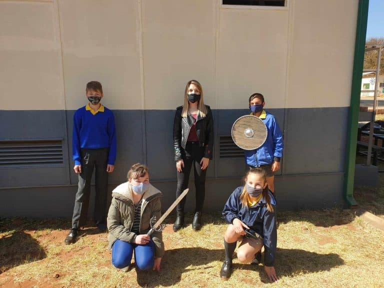 Teenboelieveldtogspan besoek Laerskool Kameelfontein se gr. 7’s