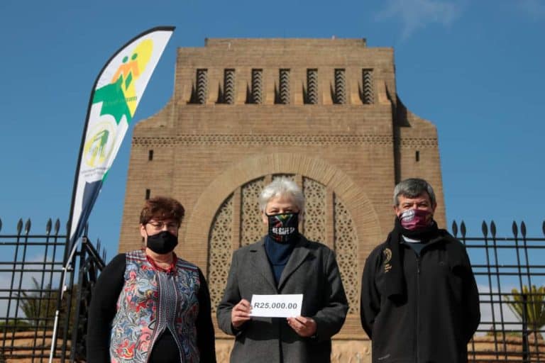 Skenking van R25 000 aan Voortrekkermonument oorhandig