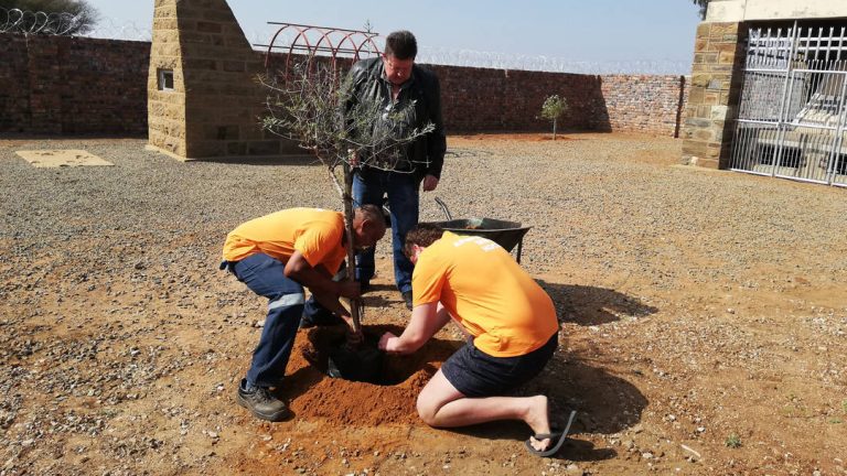 Boomplantmaand: AfriForum se Vryburg-tak dra by tot ’n groener toekoms