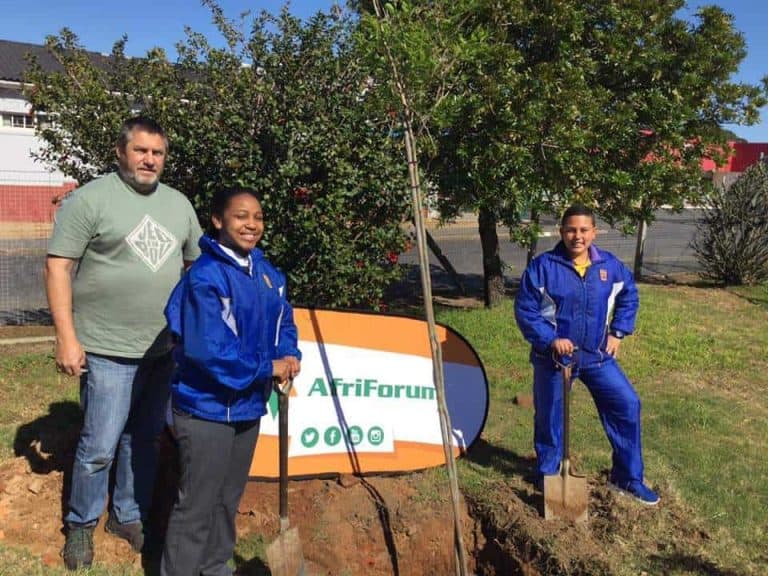 AfriForum se Helderbergkom-tak vier boomplantmaand