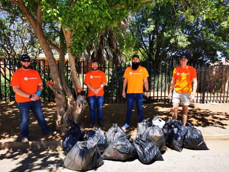 AfriForum maak strate skoon in Ottosdal as deel van #OnsDorp-projek