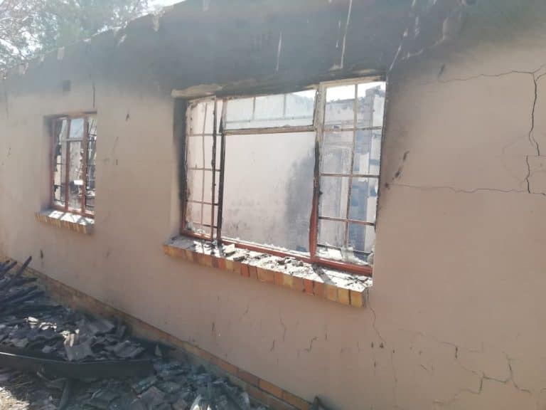 AfriForum se Standerton-buurtwag help om brandende huis te blus