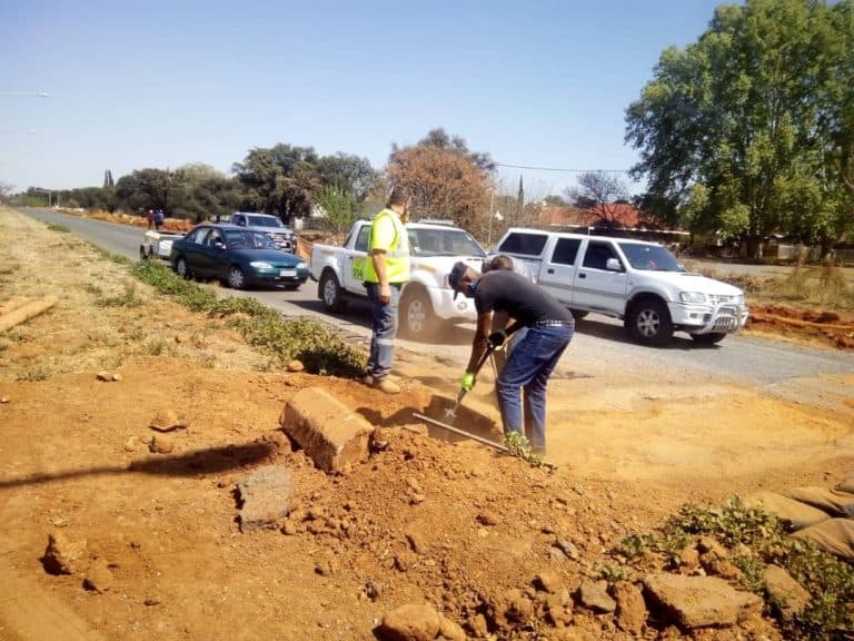 AfriForum se Vereeniging-tak skenk 4,5 ton teer