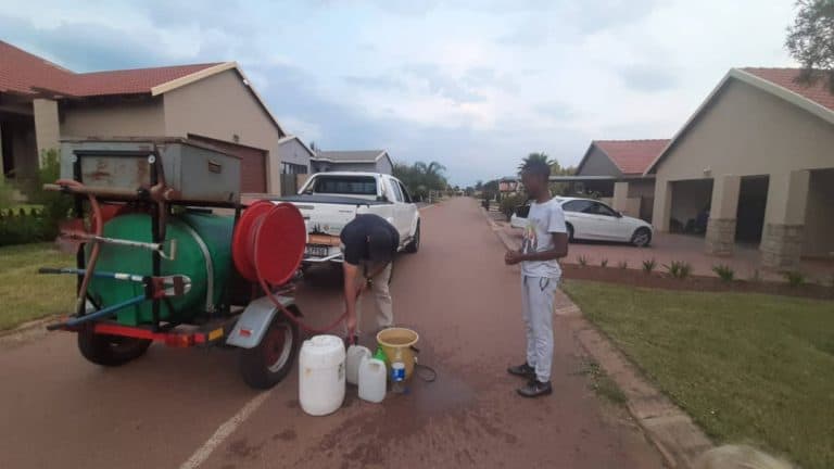 AfriForum se Hartbeespoort-tak verskaf water tydens krisis