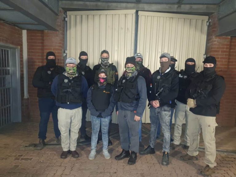 AFRIFORUM SE RIVERSDAL-BUURTWAG HELP SAPD OM OPERASIES UIT TE VOER