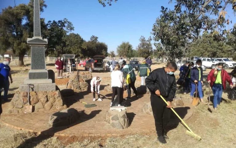 AFRIFORUM JEUG EN ANDER GROEPE VEG VIR HISTORIESE BEHOUD IN KIMBERLEY