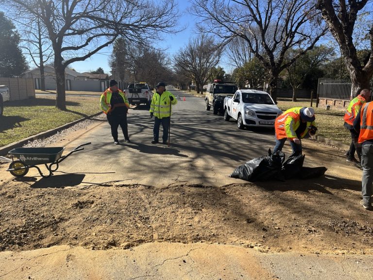 #VulDieGat: Benoni branch tackles enormous pothole caused by municipality