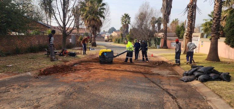 #VulDieGat: Vanderbijlpark-tak gebruik meer as 1 300 sakke teer om slaggate te vul