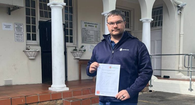 AfriForum oorhandig memorandum aan Durbanville-polisiekantoor