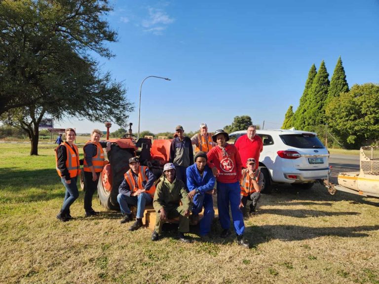 Hartbeesfontein-buurtwag maak areas om kragbokse skoon