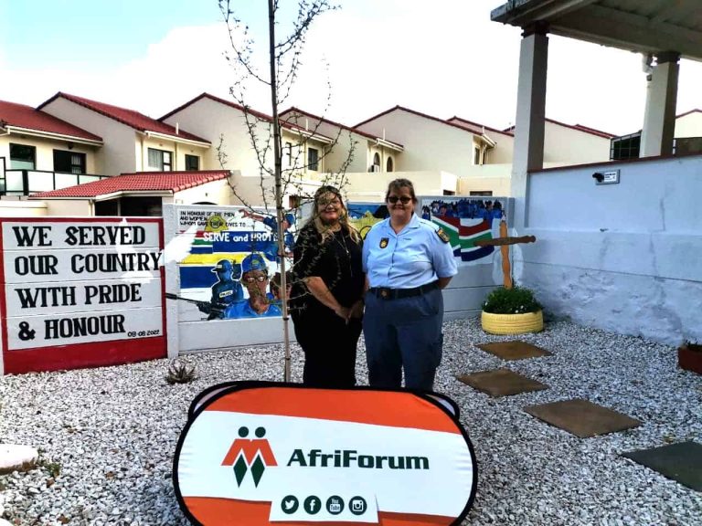 AfriForum se Helderbergkom-tak plant bome