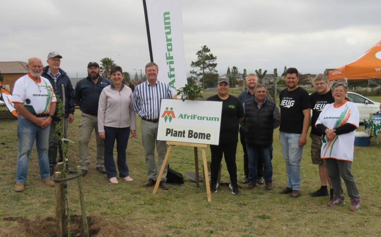 Die AfriForum Mosselbaai-tak plant saam met Mosselbaai Munisipaliteit bome