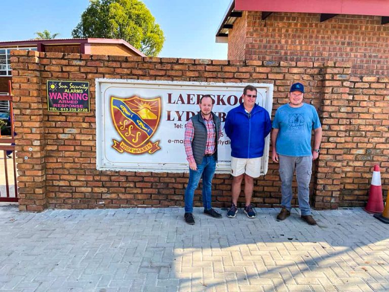 AfriForum se Lydenburg-tak maak groot skenking aan Laerskool Lydenburg se plaveisel-projek 