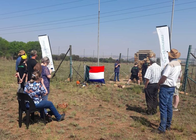 Bronkhorstspruit-tak hou kranslegging by die Slag van Bronkhorstspruit-monument