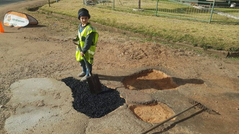 Parys-tak woeker met #OnsDorp-projek te midde van krag- en waterkrisis