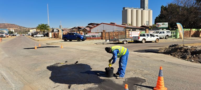 #VulDieGat: Vyftien ton teer gebruik om slegte pad in Rustenburg-industriële gebied te herstel