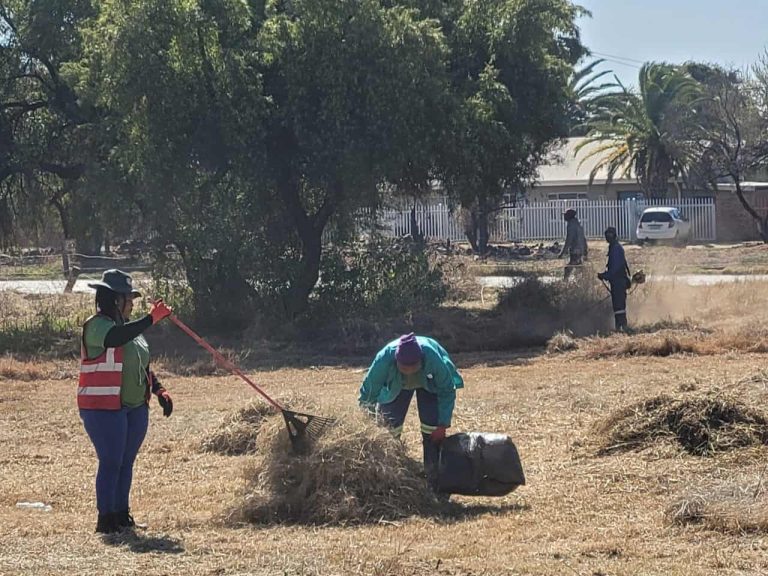 Kuruman-tak maak park skoon en verskerp veiligheid