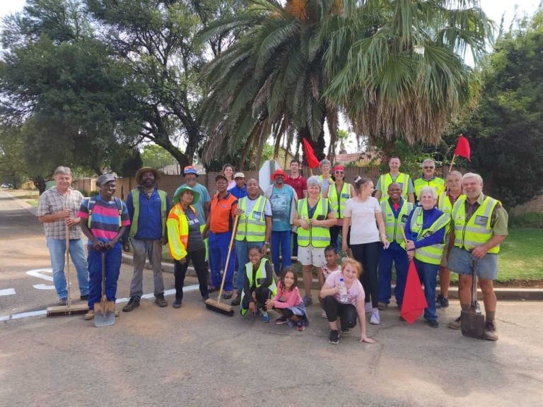 Klerksdorp-tak gee donasie as deel van #MyWoonbuurt-kompetisie