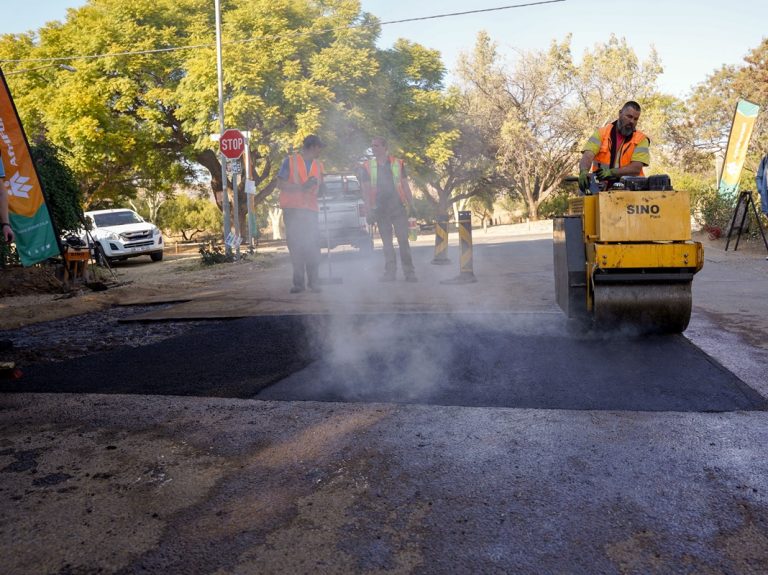 Noord van die berg-tak takel slaggate so groot dit strek oor breedte van die pad