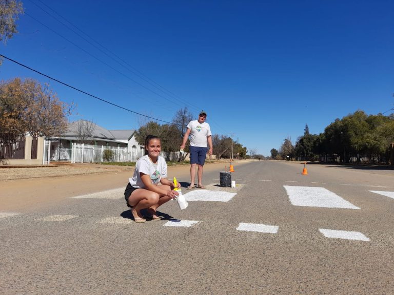 AfriForum se Christiana-tak gebruik 30 liter verf om padtekens te verf