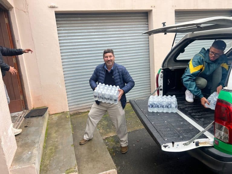 Malmesbury-tak skenk 2 000 bottels water aan vloedgeteisterde gebied