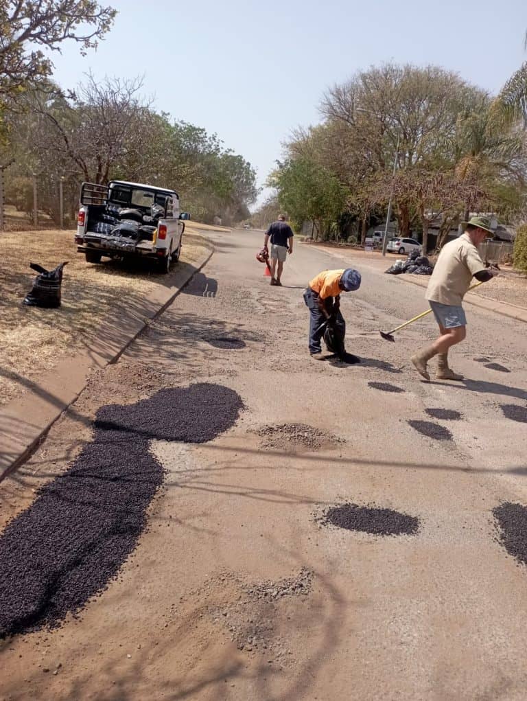  AfriForum se Warmbad-tak gebruik 3,5 ton teer vir Soetdoringstraat se slaggate