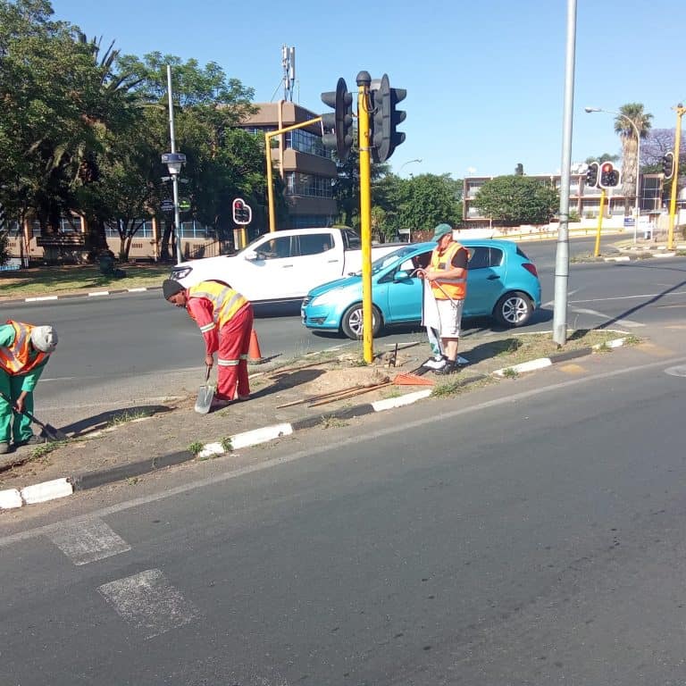 Randstene, verkeerseilande op Edenvale-paaie spiekeries ná nuwe verflaag