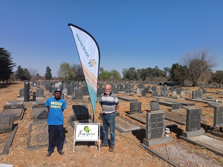 AfriForum en Mooi Parys verfraai dorp in boomplantmaand