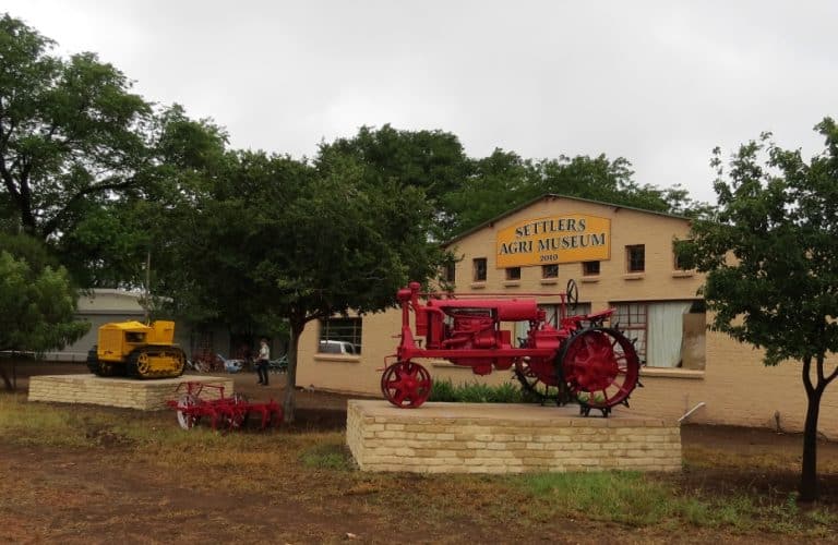 Erfenisjuwele 11 – Settlers Agrimuseum spog met trekkers, enjins, modeltrekkertjies én naaimasjiene