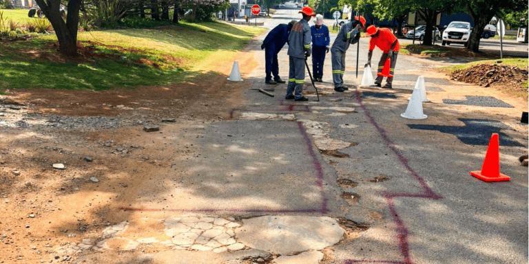 Skenking van 30 sakke teer maak verskil aan Dullstroom-paaie