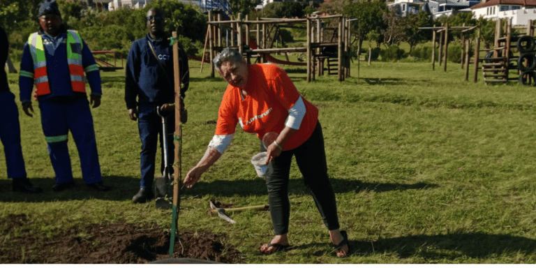 AfriForum se Helderbergkom-tak plant bome in Gordonsbaai-parke