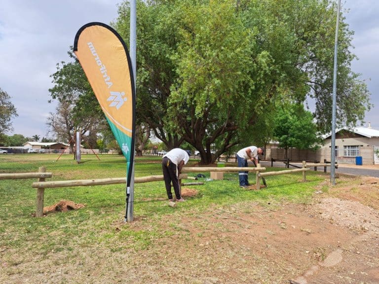 Klimrame, swaaie en glyplank in Upington-park lyk weer splinternuut