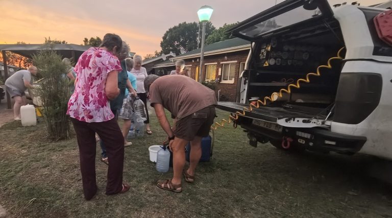 Middelburg-tak skenk water aan bejaardes wat ná 52 uur steeds daarsonder sit