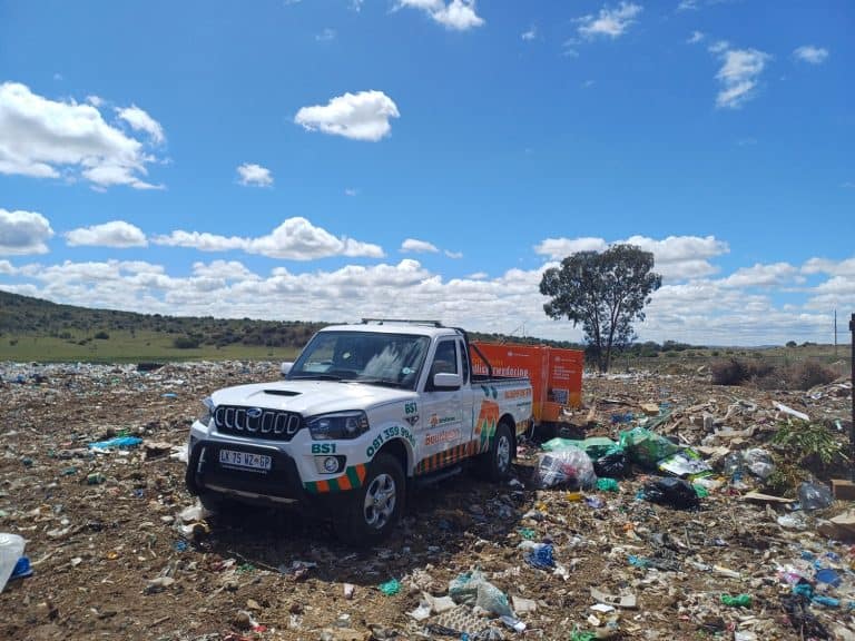 100de sakke vullis in Bloem laat nie dié AfriForum-buurtspan skrik nie