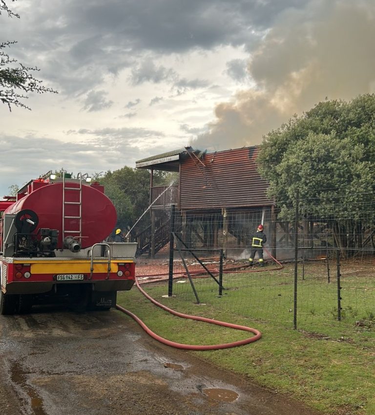 AfriForum Brandweer blus brandende houthuis in Bloem